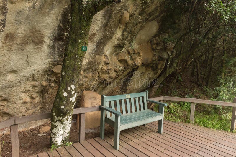 Banc au site d'art de roche près des cascades photographie stock libre de droits Banc au site d'art de roche près des cascades photographie stock libre de droits