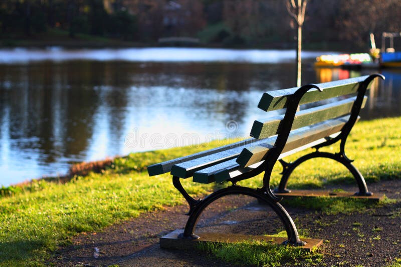 Banc de stationnement au lac photo libre de droits Banc de stationnement au lac photo libre de droits