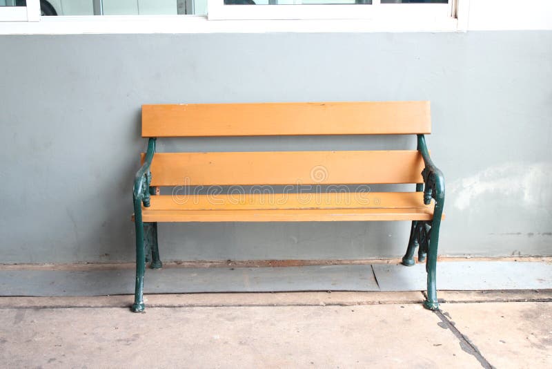 Banc en bois sur le fond gris photographie stock Banc en bois sur le fond gris photographie stock
