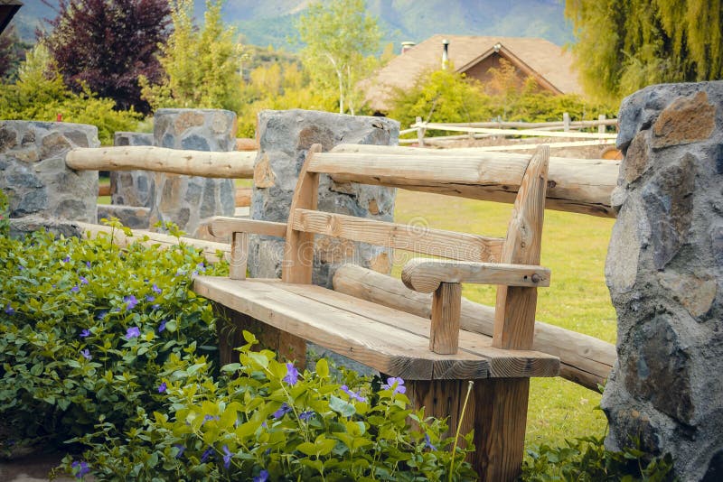 Banc en bois en vert photos libres de droits Banc en bois en vert photos libres de droits