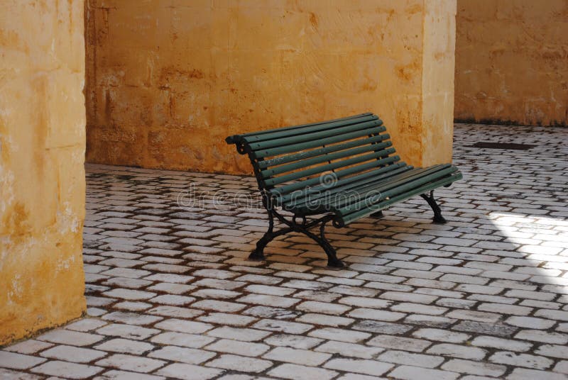 Banc isolé sur la rue image libre de droits Banc isolé sur la rue image libre de droits