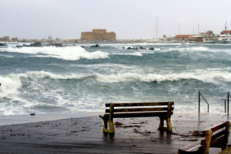 Banc isolé un jour orageux dans Paphos photo libre de droits Banc isolé un jour orageux dans Paphos photo libre de droits