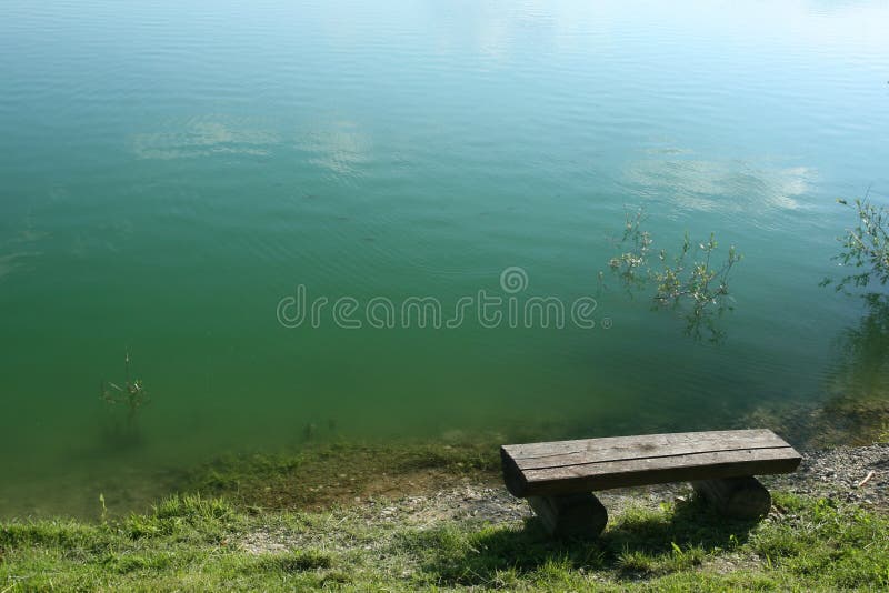 Banc par l'eau photo stock Banc par l'eau photo stock