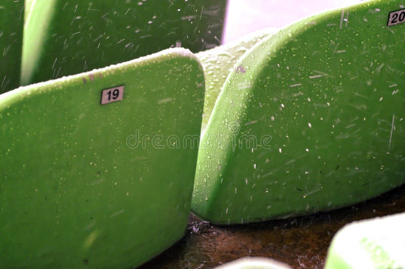 Banc sous la pluie dure photos libres de droits Banc sous la pluie dure photos libres de droits