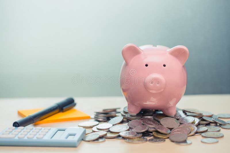 Banca dei maiali con carta per banconote e calcolatrice per conto personale concetto di risparmio di denaro Banca dei maiali con carta per banconote e calcolatrice per conto personale concetto di risparmio di denaro