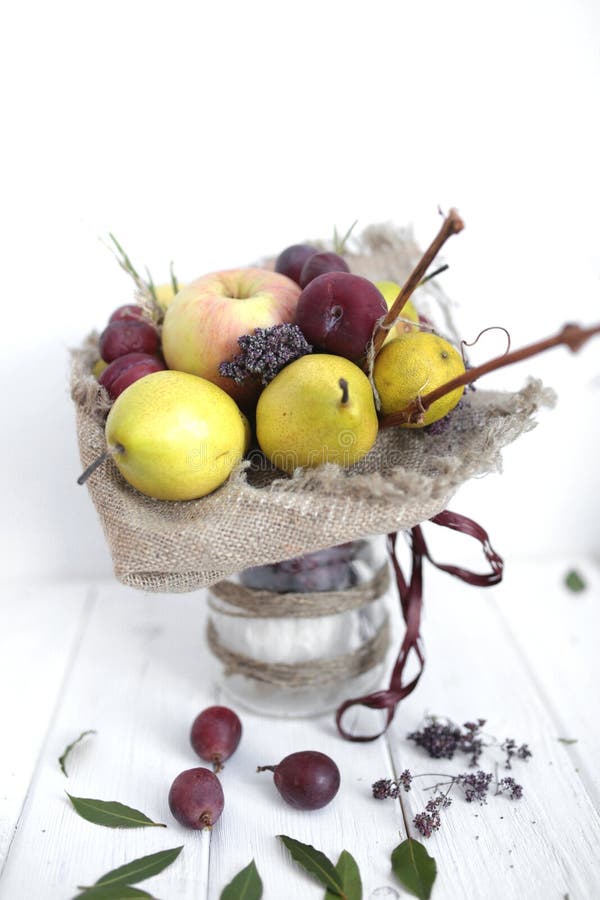 Banca del fondo dei vegatables di frutti della mano di colori del mazzo fotografia stock