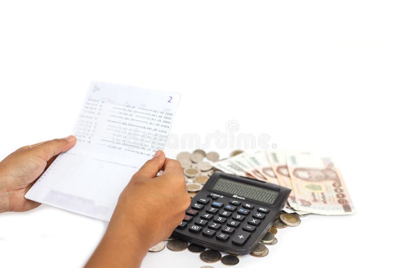 Banca del libro della tenuta della mano e pila di soldi nel concetto che controlla Mo immagine stock libera da diritti Banca del libro della tenuta della mano e pila di soldi nel concetto che controlla Mo immagine stock libera da diritti