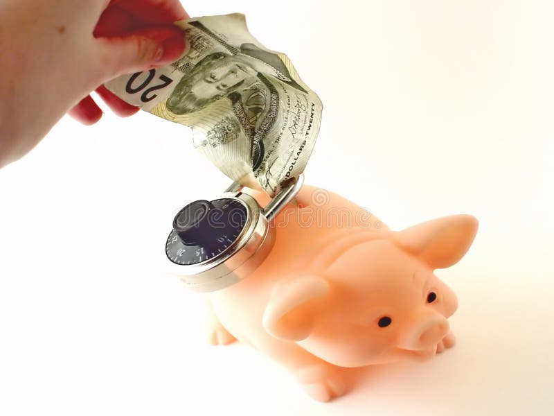 Salvadanaio chiuso a chiave e contanti fotografia stock