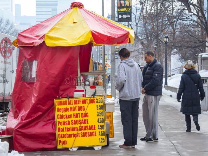 Bancarella di hot-dog nordamericana tradizionale a Toronto del centro, Canada