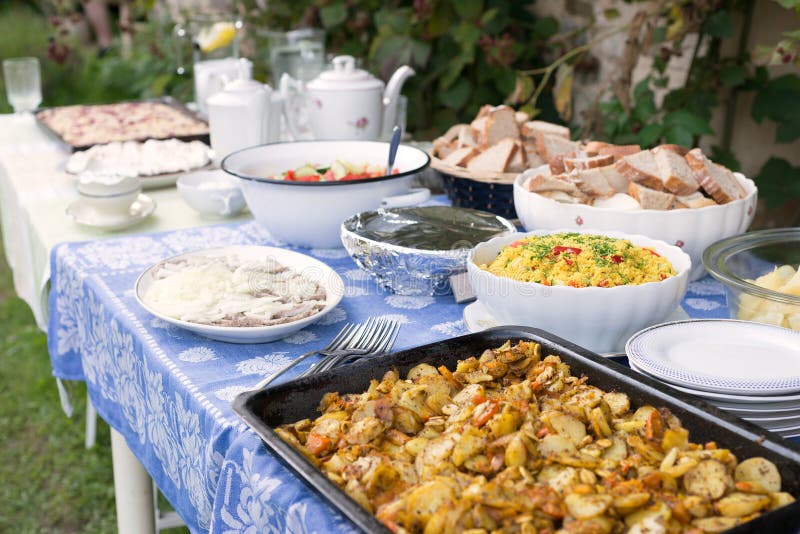 Banchetto all'aperto di approvvigionamento di evento della festa nuziale di estate con alimento e la regolazione elegante della t immagini stock libere da diritti Banchetto all'aperto di approvvigionamento di evento della festa nuziale di estate con alimento e la regolazione elegante della t immagini stock libere da diritti
