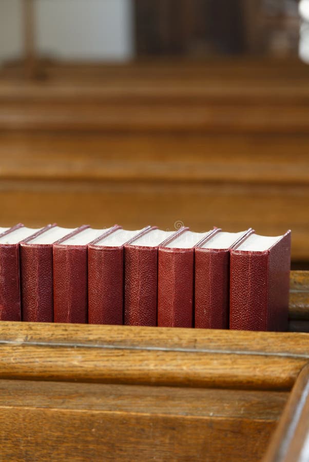 Banchi di chiesa della chiesa e libri di preghiera fotografia stock Banchi di chiesa della chiesa e libri di preghiera fotografia stock