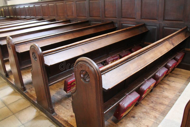 Banchi di chiesa di legno della chiesa fotografia stock libera da diritti Banchi di chiesa di legno della chiesa fotografia stock libera da diritti