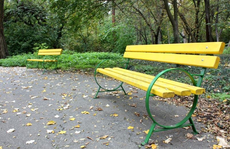 Banchi nella sosta immagine stock Banchi nella sosta immagine stock