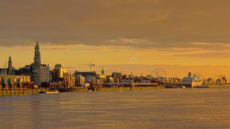 Banchine del fiume la Schelda a Anversa alla luce calda di tramonto fotografia stock libera da diritti Banchine del fiume la Schelda a Anversa alla luce calda di tramonto fotografia stock libera da diritti