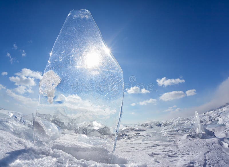 Banchisa e sole sul lago Baikal di inverno immagini stock libere da diritti Banchisa e sole sul lago Baikal di inverno immagini stock libere da diritti