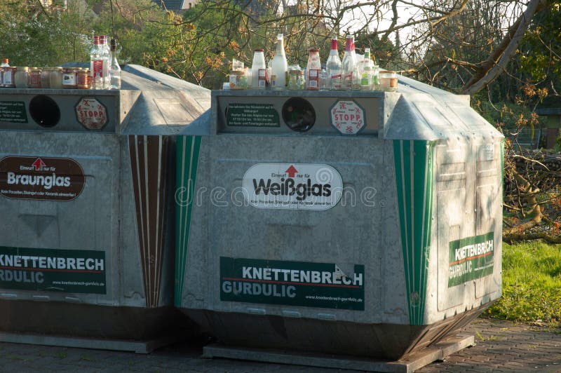 Banco alemán de la botella que desborda imágenes de archivo libres de regalías Banco alemán de la botella que desborda imágenes de archivo libres de regalías