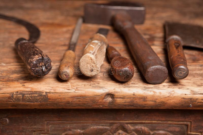 Banco con herramientas desgastadas fotos de archivo