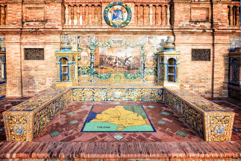 Banco decorato con i azulejos su Plaza de Espana (quadrato della Spagna) in Siviglia immagine stock libera da diritti Banco decorato con i azulejos su Plaza de Espana (quadrato della Spagna) in Siviglia immagine stock libera da diritti