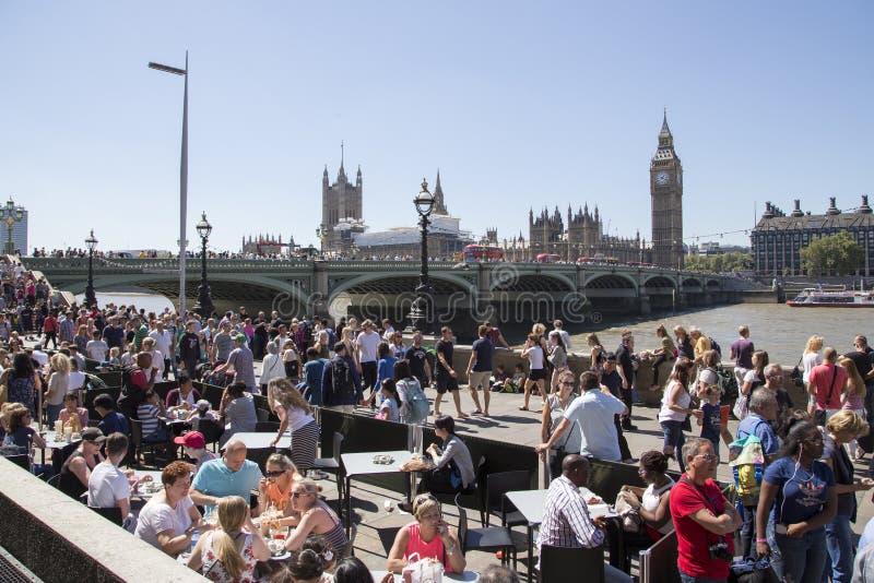 Banco del sur muy ocupado de Londres con ben grande y el westminsterbridge i imagenes de archivo Banco del sur muy ocupado de Londres con ben grande y el westminsterbridge i imagenes de archivo