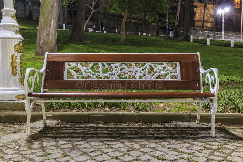 Banco nel parco di Gulhane a Costantinopoli fotografia stock Banco nel parco di Gulhane a Costantinopoli fotografia stock