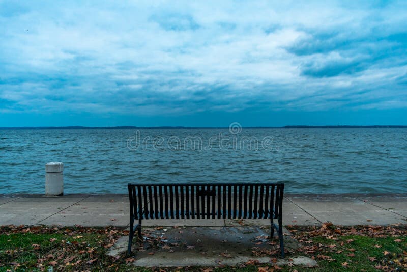 Banco que enfrenta para o lago Mendota durante uma noite escura fria fotografia de stock royalty free Banco que enfrenta para o lago Mendota durante uma noite escura fria fotografia de stock royalty free