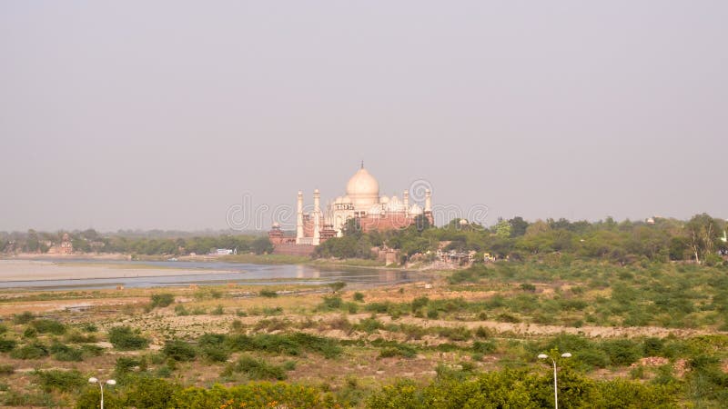 Banco sul do rio de Yamuna e de Taj Mahal distante em nivelar a luz A coroa dos palácios, imagens de stock royalty free Banco sul do rio de Yamuna e de Taj Mahal distante em nivelar a luz A coroa dos palácios, imagens de stock royalty free