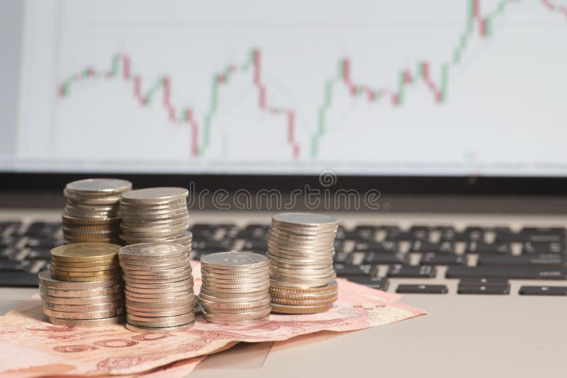 Banconota e monete sul mercato azionario in tailandese fotografie stock libere da diritti Banconota e monete sul mercato azionario in tailandese fotografie stock libere da diritti