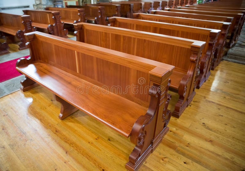 Bancos De Madera De La Iglesia Vieja Fotos - Libres de Derechos y