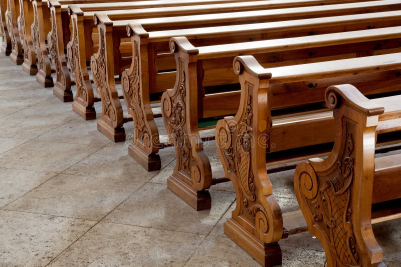 Bancos En Iglesia Católica En Cortina D'Ampezzo Foto de archivo