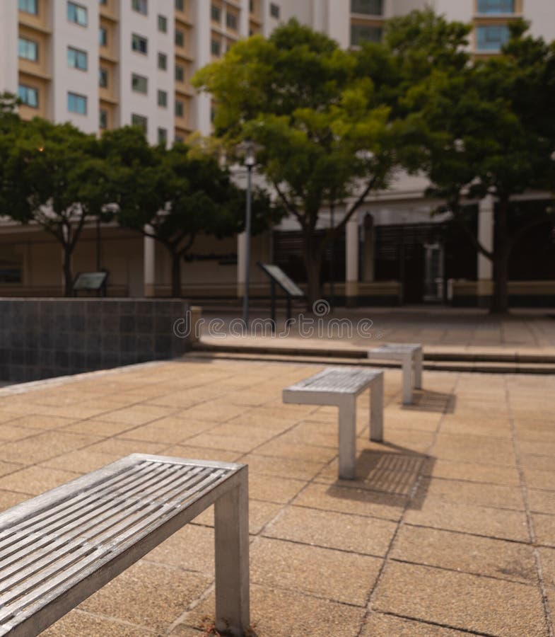 bancos-en-la-calle-imagen-de-archivo-imagen-de-concreto-255572863