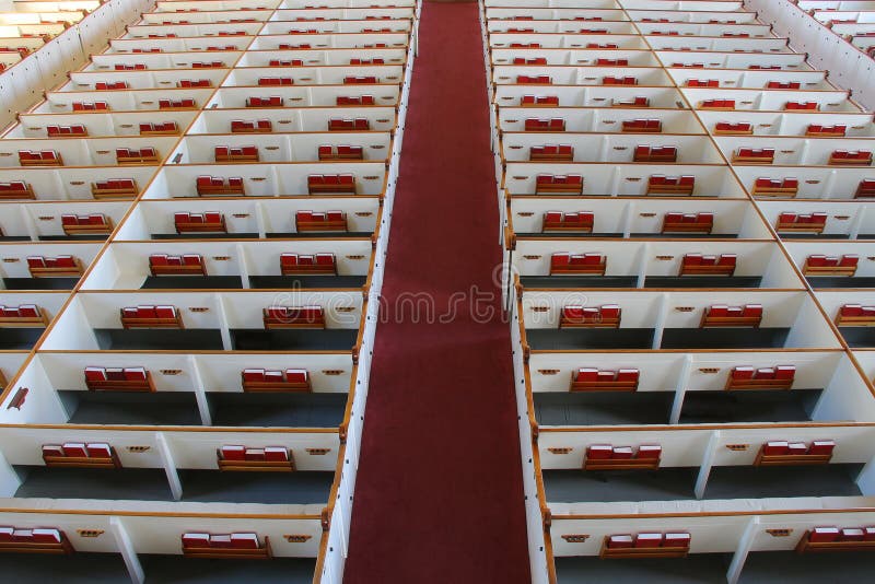 Bancs d'église - vue de grenier de choeur photographie stock libre de droits Bancs d'église - vue de grenier de choeur photographie stock libre de droits