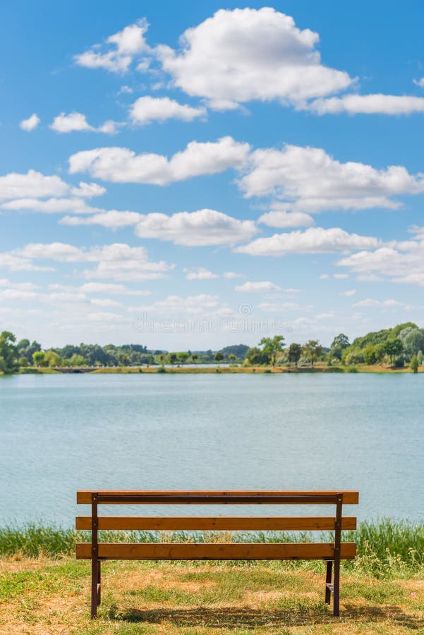 Bancă goală pe lac royalty free stock images