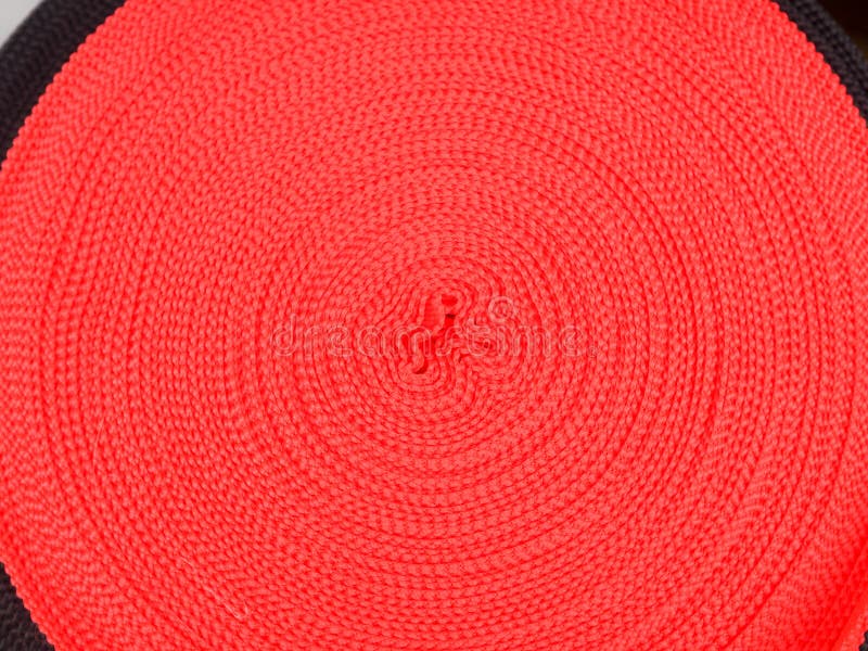 Band von verschiedenen Farben in den Spulen, viele mehrfarbigen Spulen für Textilindustrie, Kleidungsherstellung lizenzfreie stockfotografie Band von verschiedenen Farben in den Spulen, viele mehrfarbigen Spulen für Textilindustrie, Kleidungsherstellung lizenzfreie stockfotografie