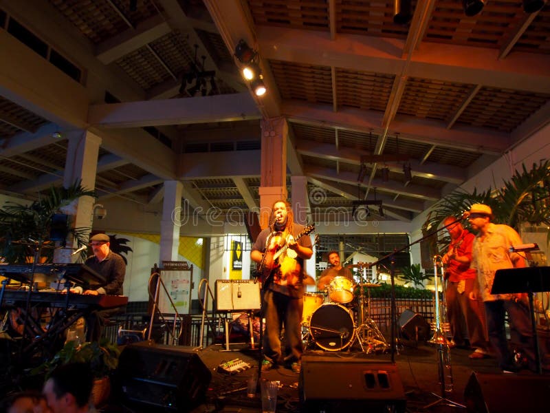 Banda De Orientação Cantando E Emperrando No Palco Em Mai Tai Bar Foto de  Stock Editorial - Imagem de partido, desempenho: 192236193