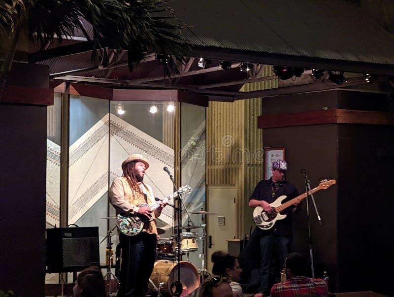 Banda De Orientação Cantando E Emperrando No Palco Em Mai Tai Bar Foto de  Stock Editorial - Imagem de partido, desempenho: 192236193