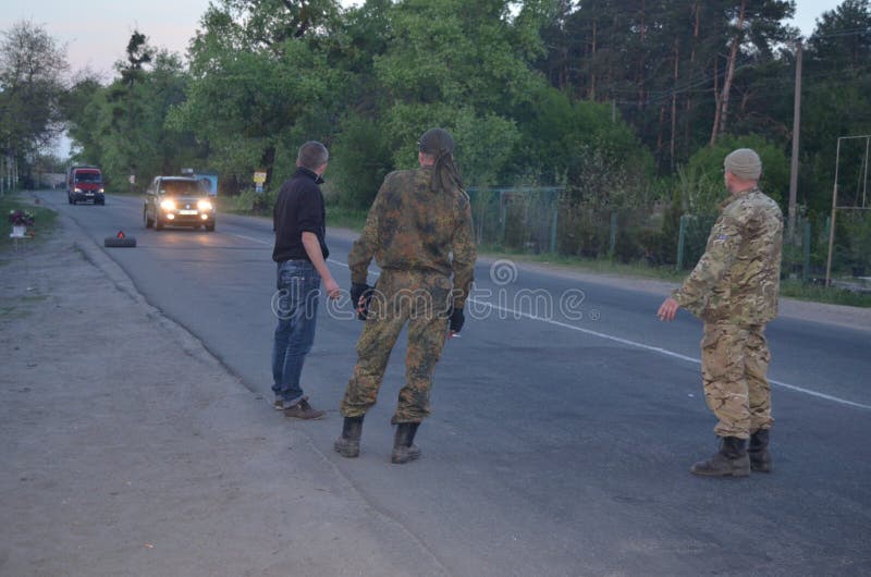 Banda dei rivoltosi su trasporto improvvisato del controllo e saccheggiare del controllo kiev fotografia stock Banda dei rivoltosi su trasporto improvvisato del controllo e saccheggiare del controllo kiev fotografia stock