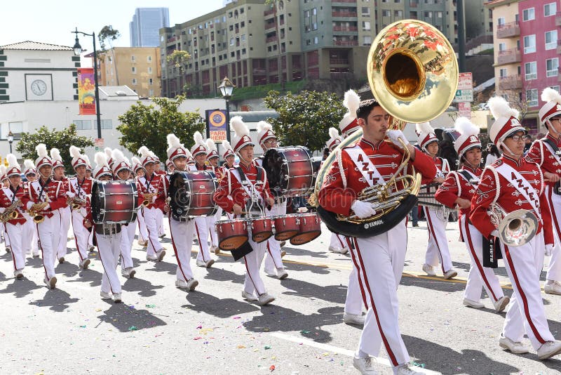 Banda di Mark Keppel High School Marching alla parata cinese del nuovo anno di Los Angeles immagini stock libere da diritti Banda di Mark Keppel High School Marching alla parata cinese del nuovo anno di Los Angeles immagini stock libere da diritti