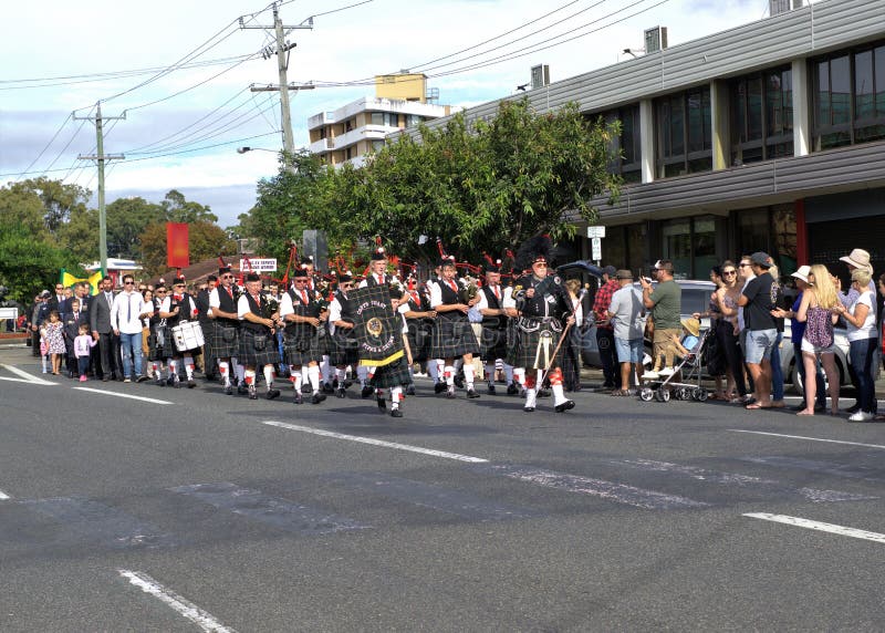 Banda que marcha en el desfile de ANZAC Day imagenes de archivo Banda que marcha en el desfile de ANZAC Day imagenes de archivo