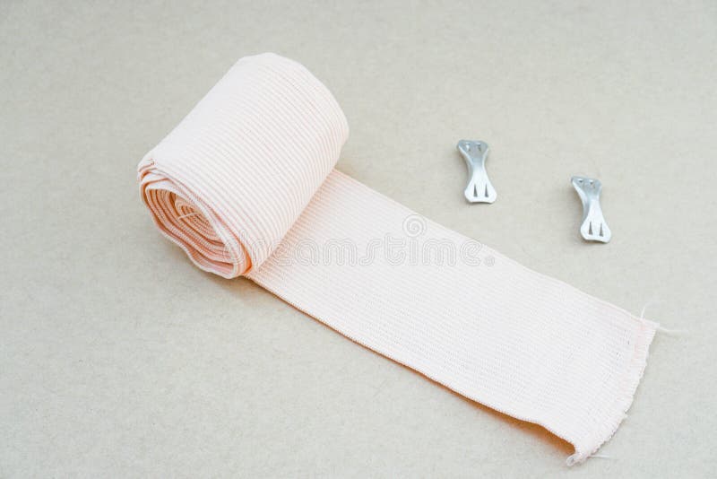 Bandage et petit pain de gaze avec la bande de bandage photos stock Bandage et petit pain de gaze avec la bande de bandage photos stock