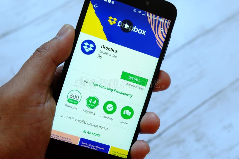 BANDAR SERI BRUNEI, LIPIEC BEGAWAN, - 25TH, 2018: Męski ręki mienia smartphone z Dropbox apps na androidu Google sztuki sklepie zdjęcia stock BANDAR SERI BRUNEI, LIPIEC BEGAWAN, - 25TH, 2018: Męski ręki mienia smartphone z Dropbox apps na androidu Google sztuki sklepie zdjęcia stock