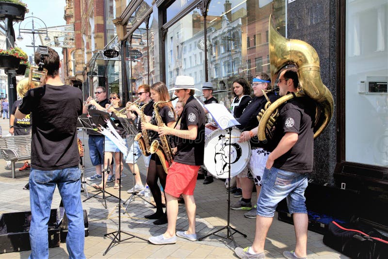 Bande des musiciens de rue, Leeds, Yorkshire, R-U photo stock Bande des musiciens de rue, Leeds, Yorkshire, R-U photo stock