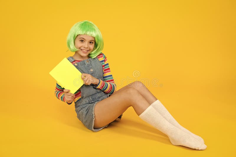 Bande dessinée. magasin de bandes dessinées. fan d'anime. enfant gai dans perruque colorée brillante. concept de partie cosplay. e photo libre de droits