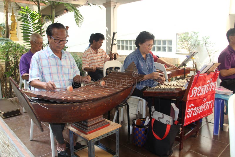Bande thaïlandaise jouant les instruments de musique thaïlandais traditionnels photos libres de droits Bande thaïlandaise jouant les instruments de musique thaïlandais traditionnels photos libres de droits
