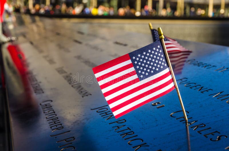 Bandeira americana no memorial nacional do 11 de setembro, New York