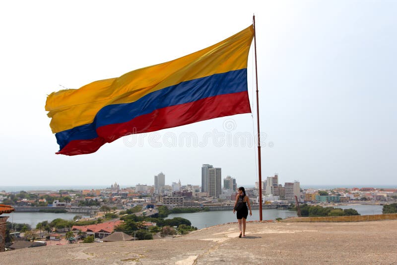 Bandeira colombiana sobre Cartagena foto de stock Bandeira colombiana sobre Cartagena foto de stock