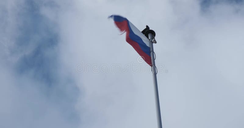 Bandeira da federação russa no fundo do céu azul. bandeira da