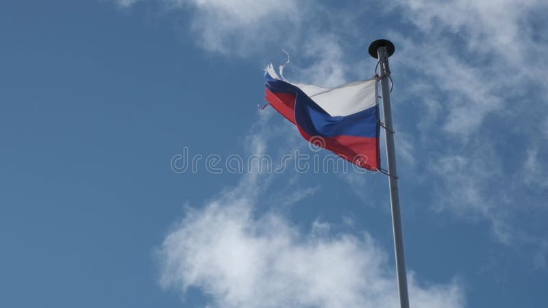 Bandeira Da Federação Russa No Fundo Do Céu Azul Bandeira De