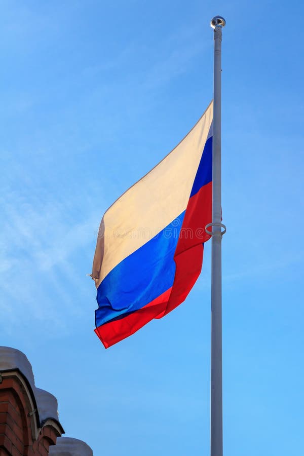 Bandeira Da Federação Russa No Fundo Do Céu Azul Bandeira De