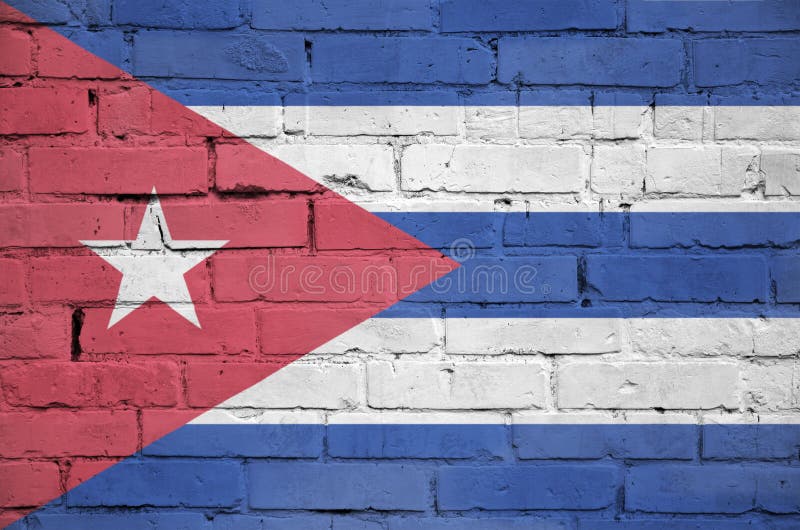 A bandeira de Cuba é pintada em uma parede de tijolo velha fotos de stock royalty free A bandeira de Cuba é pintada em uma parede de tijolo velha fotos de stock royalty free