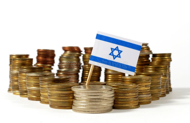 Bandeira de Israel com a pilha de moedas do dinheiro fotografia de stock royalty free Bandeira de Israel com a pilha de moedas do dinheiro fotografia de stock royalty free